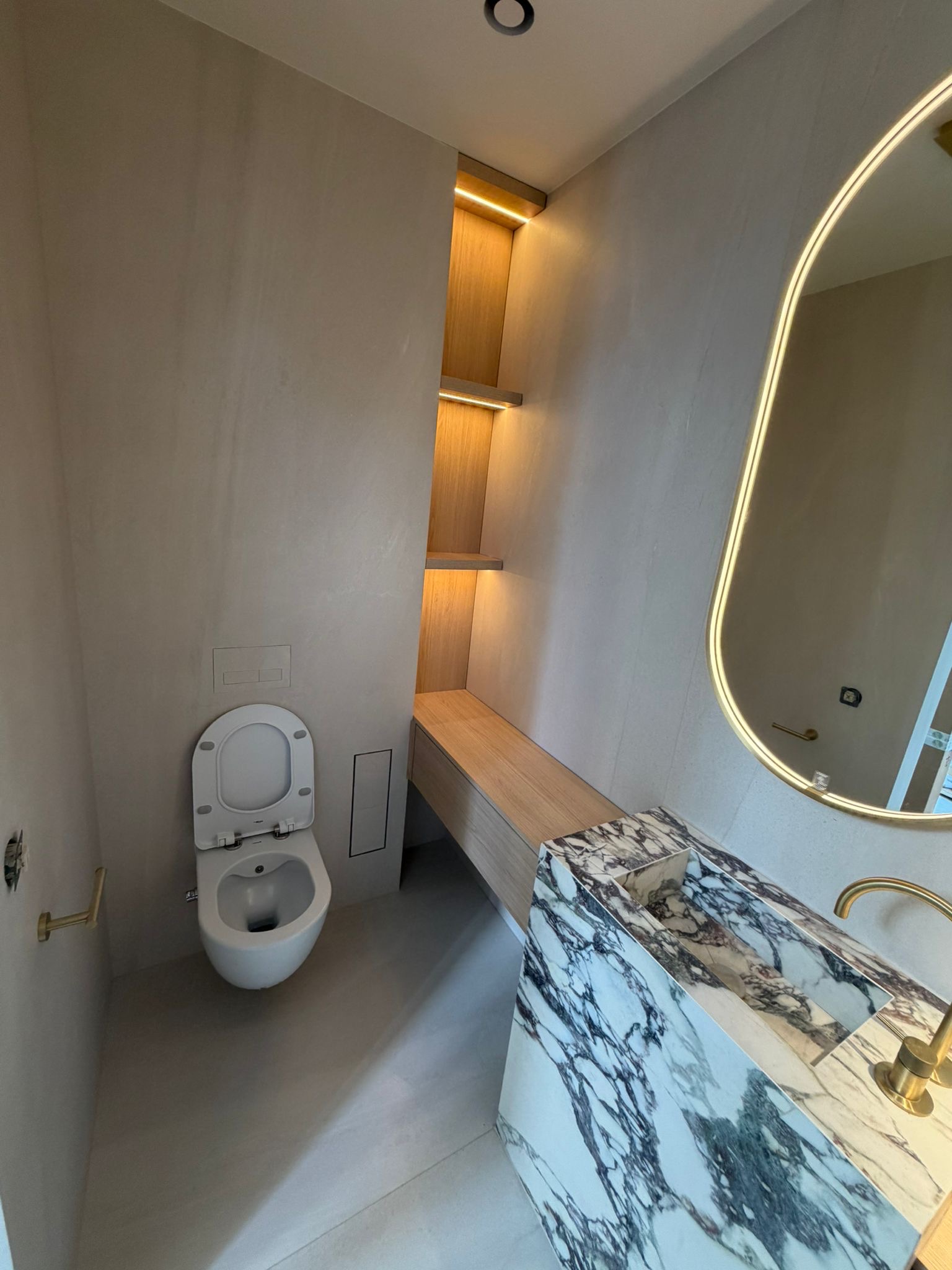 Modern zwevend toilet